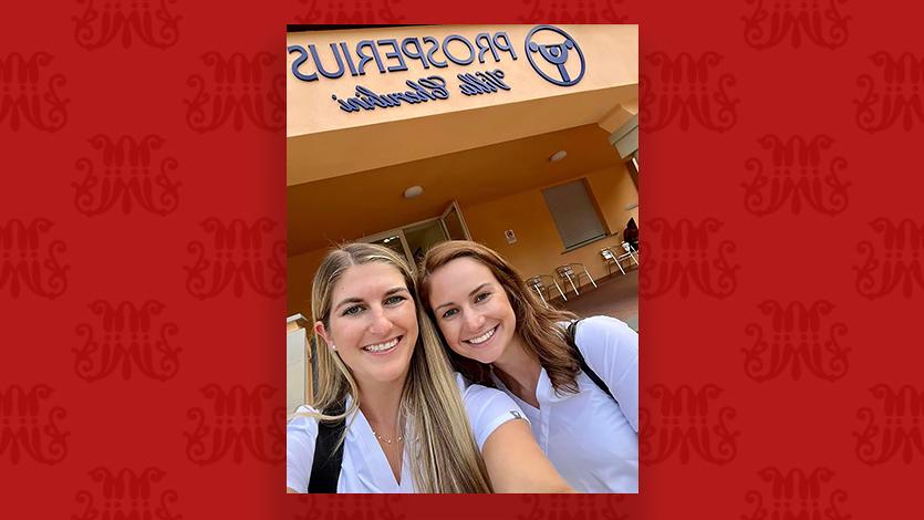 Image of 凯利Boonie (left) and 玛丽。史密斯 (right) standing in front of the entrance to their clinic in Fiesole, 意大利.